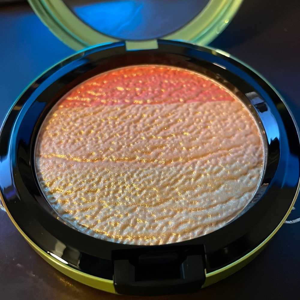 MAC Cosmetics Freshen Up High-Light Powder